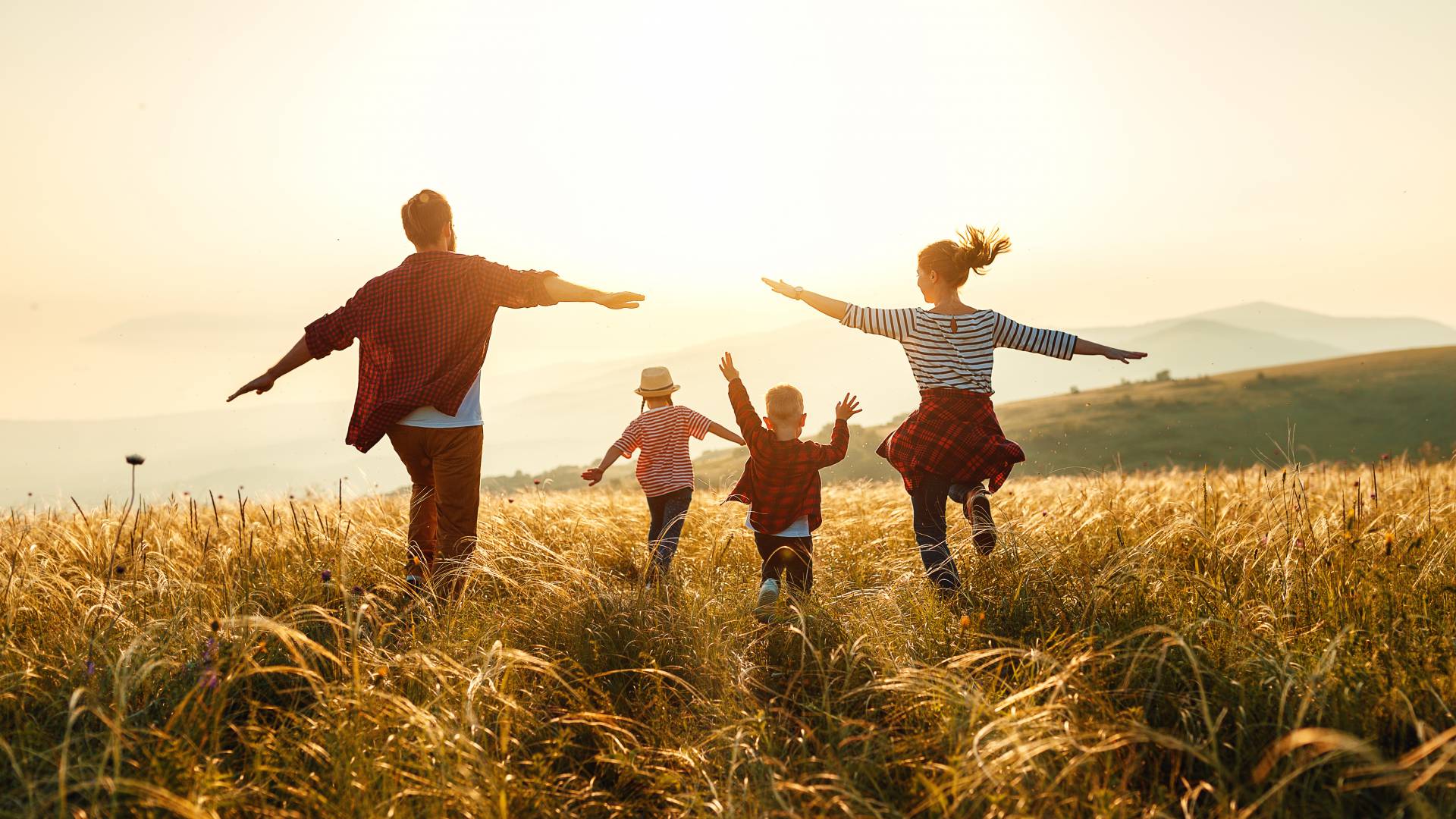 Glückliche Familie läuft über eine Wiese