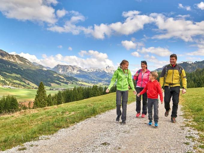 Family time in the "...liebes Rot‑Flüh" in the Tannheimer Valley Thumbnail