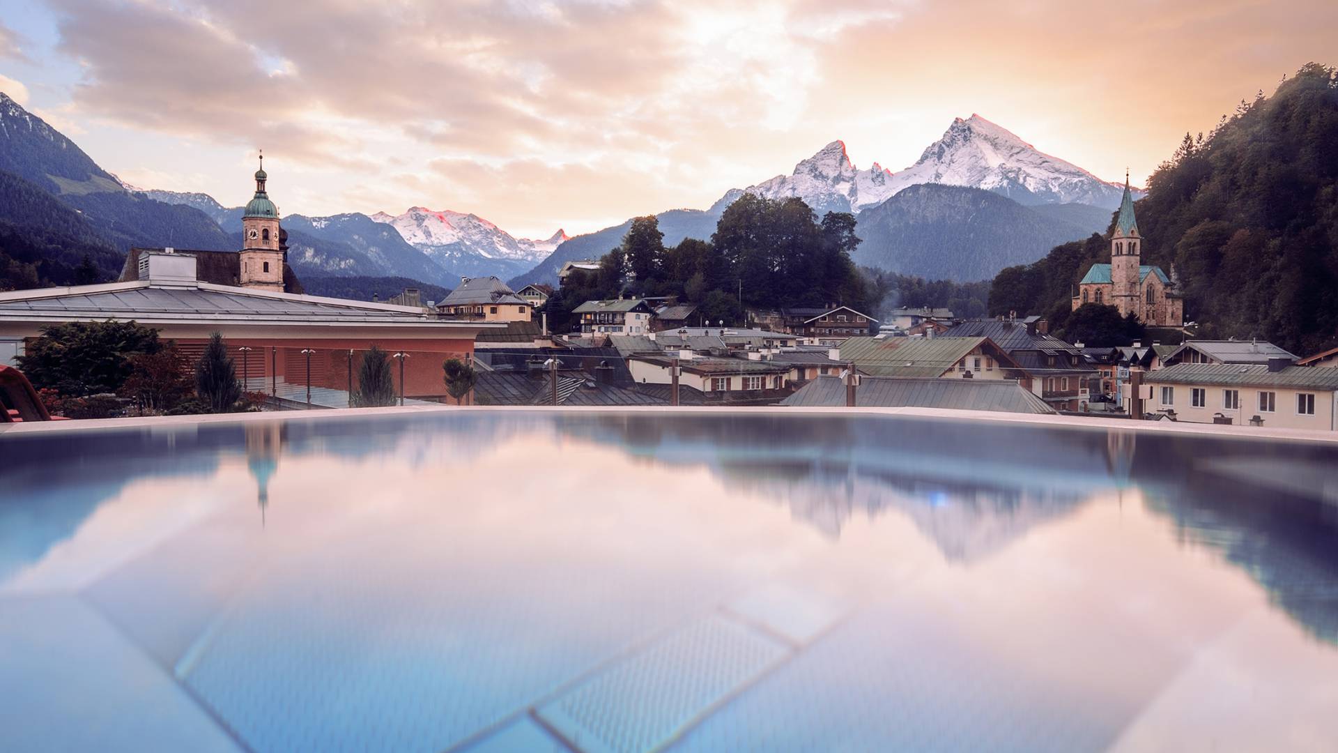 Whirlpool auf Hoteldach mit Blick auf einen Berg